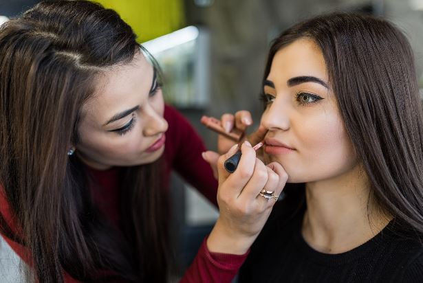celebrity makeup artist delhi​
